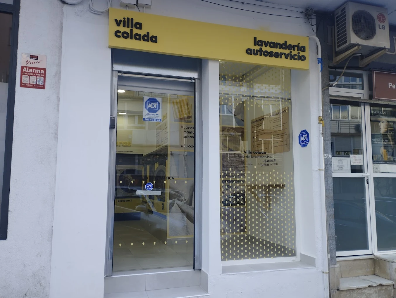 Fachada de la lavandería Villa Colada de día